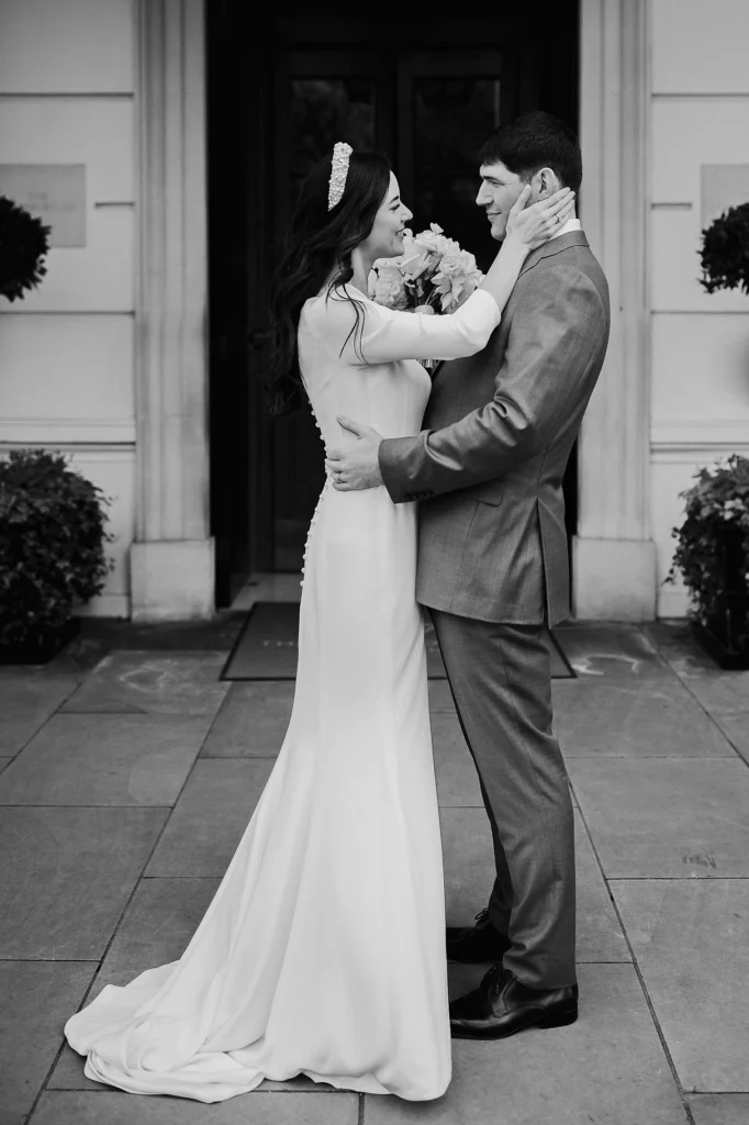 Bride holding groom’s face